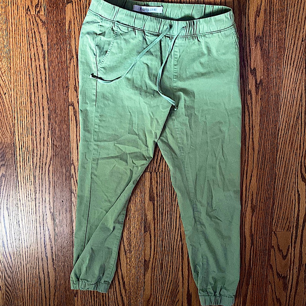 Army green chino pants, say size 8 but fit as a 6. Cotton on.